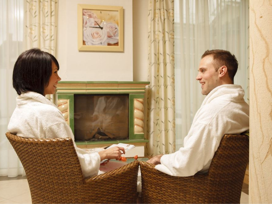 Mann und Frau vor dem Kamin