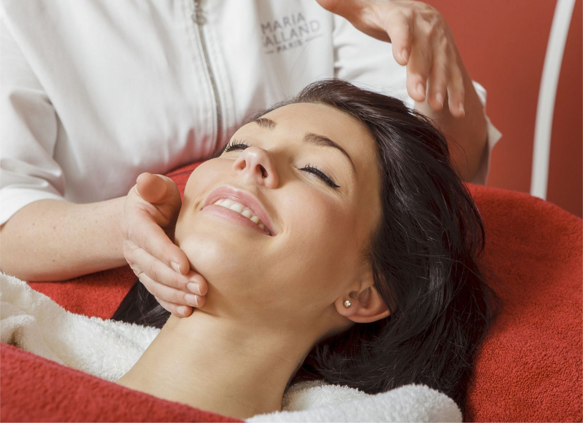 Gesichtsbeandlung einer Frau