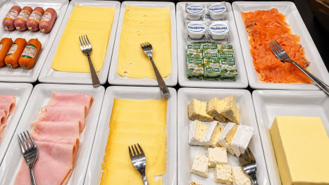 Käseauswahl, Frischkäse und Räucherlachs am Frühstücksbuffet im Hotel Bercher
