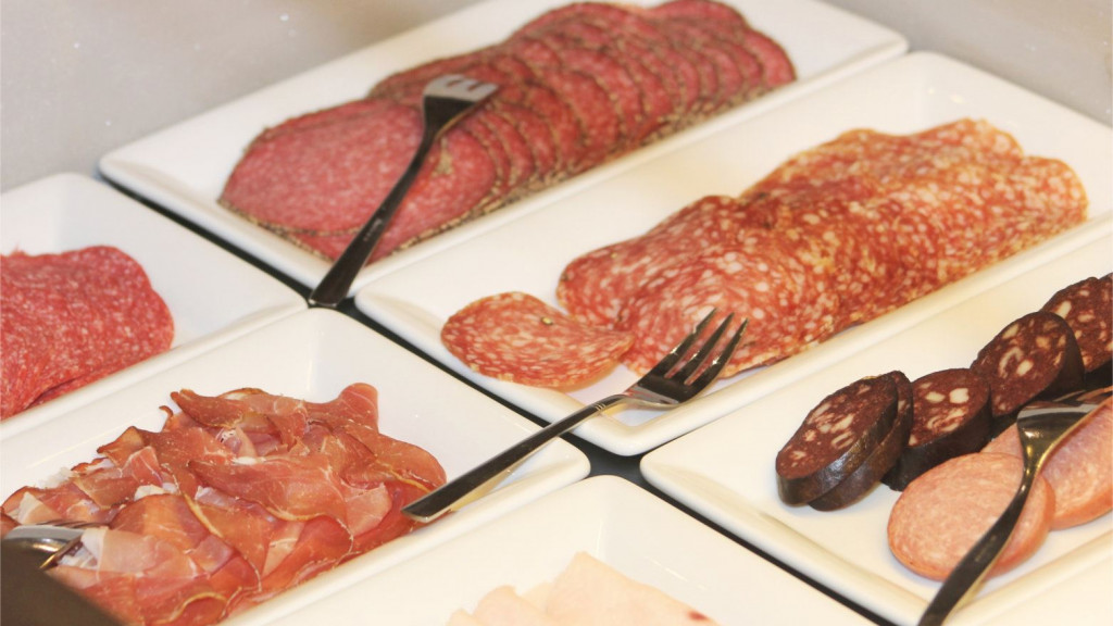 verschiedene Wurst beim Frühstücksbüffet