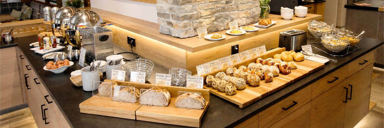 Frühstücksbuffet mit Brot, Brötchen und warmen Speisen im Hotel Bercher in Waldshut-Tiengen