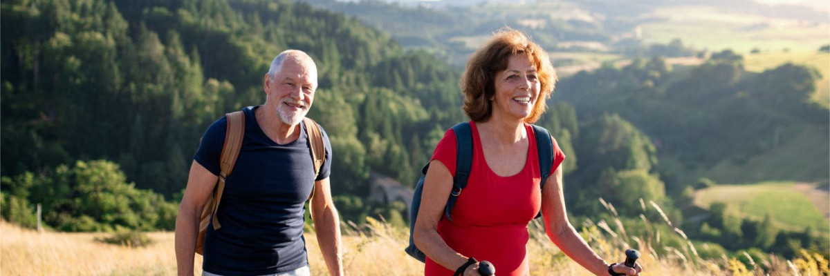 Mann und Frau beim Wandern