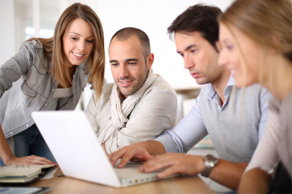 Personen bei einer Tagung