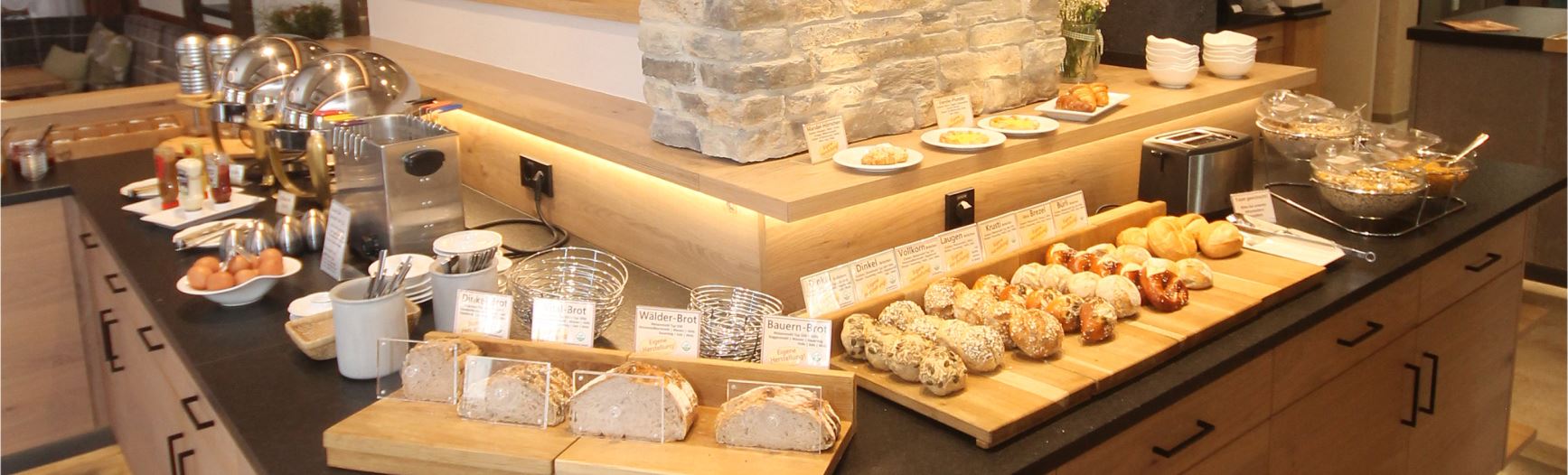 Frühstücksbüffet mit Brot und Brötchen