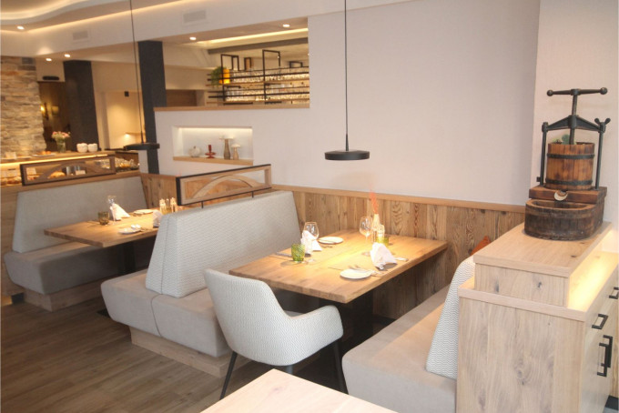 Stilvoll eingerichteter Innenbereich des Restaurants im Hotel Bercher.