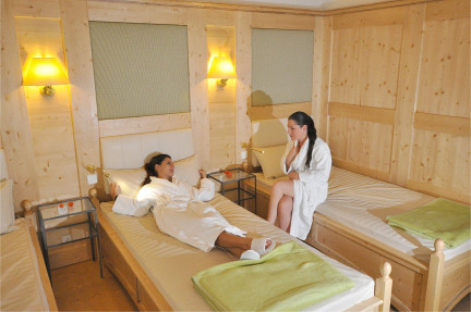 zwei Frauen unterhalten sich im Ruheraum