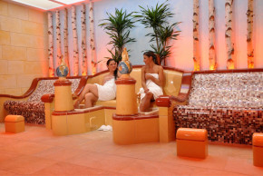 Zwei Frauen auf der Ruhebank