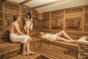 zwei Frauen und ein Mann in der finnischen Sauna