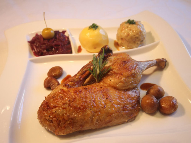 bauern-ente-knoedel-rotkraut-restaurant-hotel-bercher