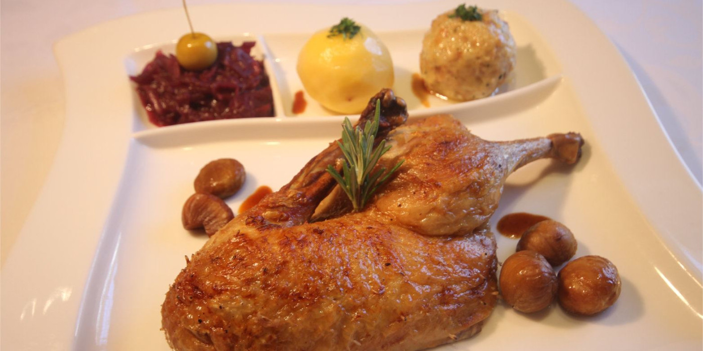 Entenbraten mit Knödel und Rotkraut im Genuss-Restaurant des Hotel Bercher in Waldshut-Tiengen