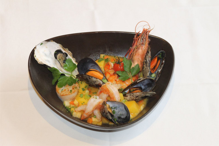 Fischernetz-verschiedene Fischsorten mit Kartoffeln