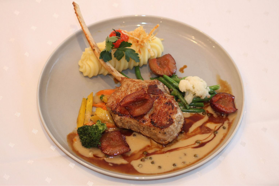 Kalbskotlett mit langem Knochen-Püree und Gemüse