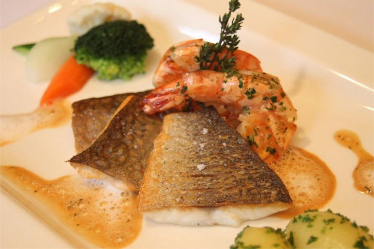 Wolfsbarsch und Garnele mit Kartoffeln