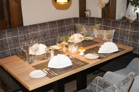 Festlich gedeckter Tisch im Restaurant des Hotel Bercher