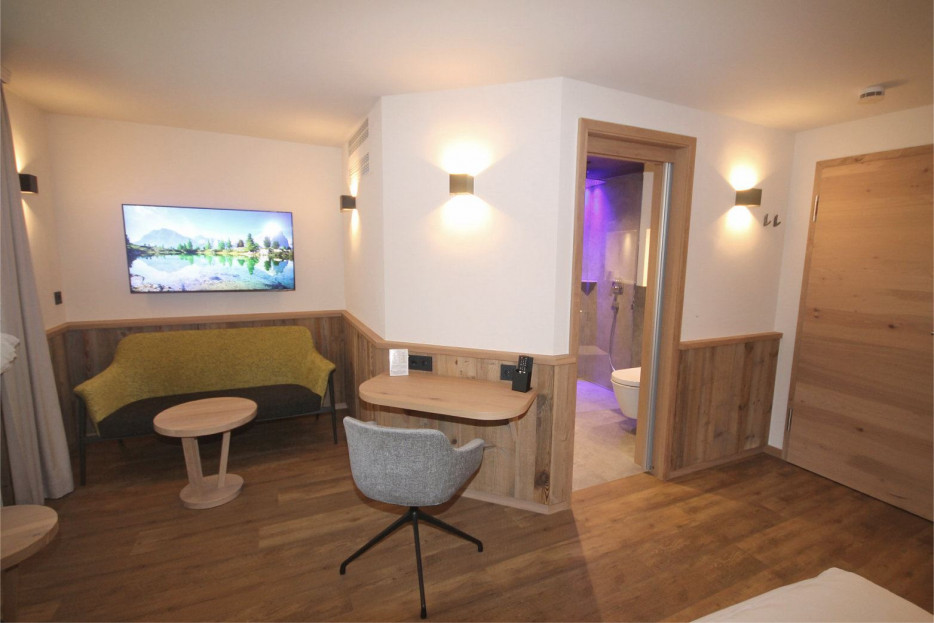 Sitzbreich mit Couch im Alpin Doppelzimmer 214 im Hotel Bercher in Waldshut-Tiengen.