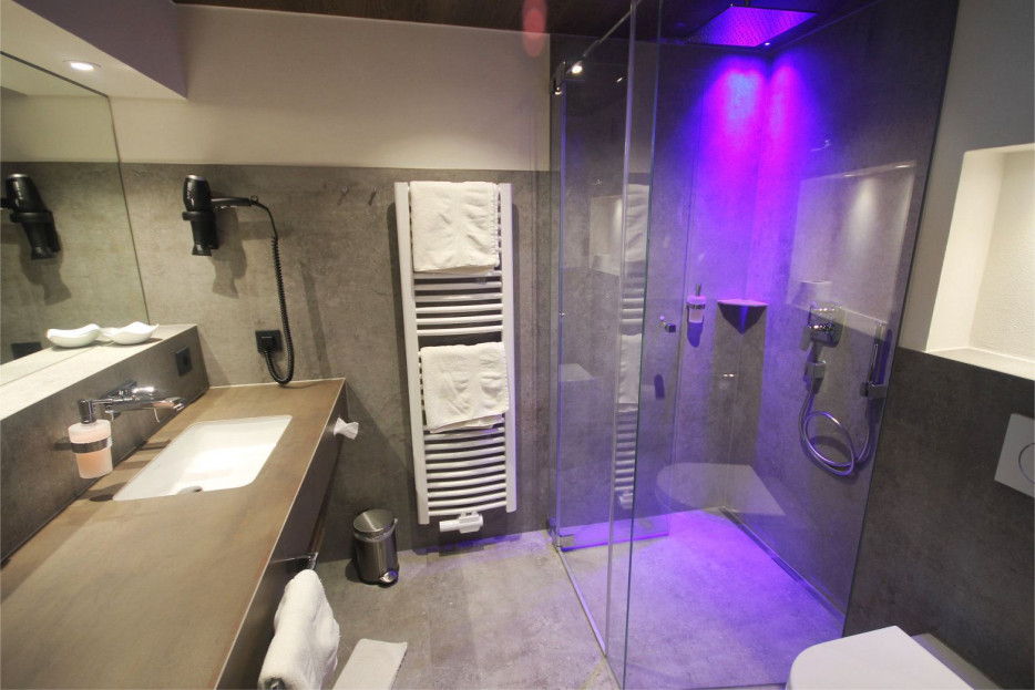 Modernes Badezimmer 214 im Hotel Bercher in Waldshut-Tiengen.