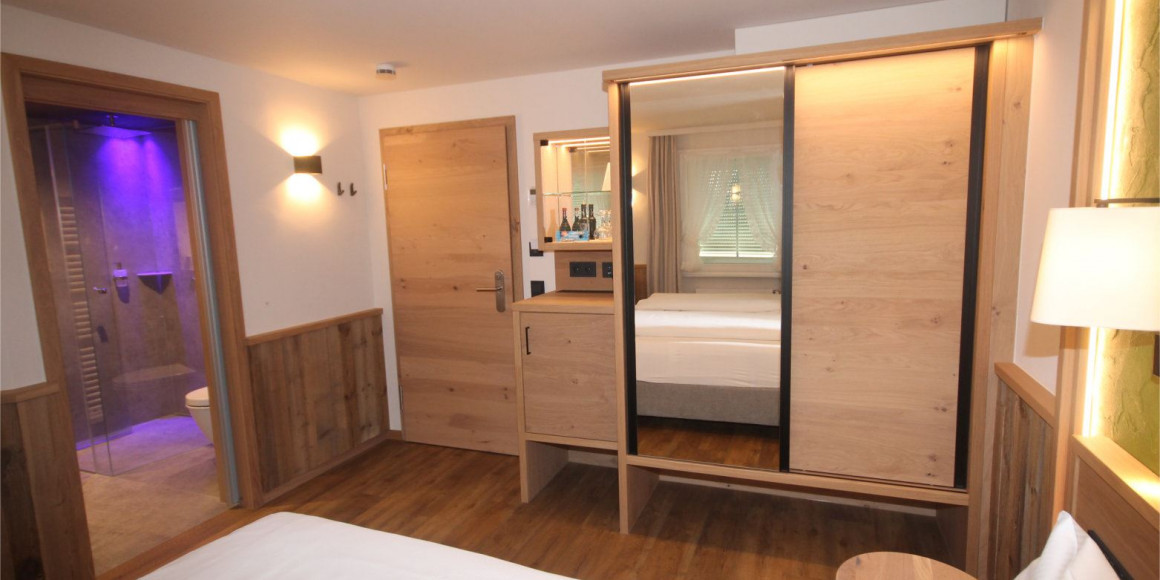 Zimmer 214 Blick zum Schrank