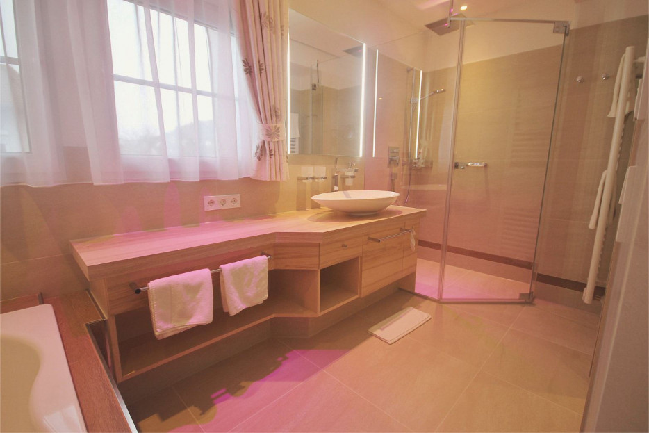 Modernes Badezimmerdes Fernblick Doppelzimmers 402 im Hotel Bercher.