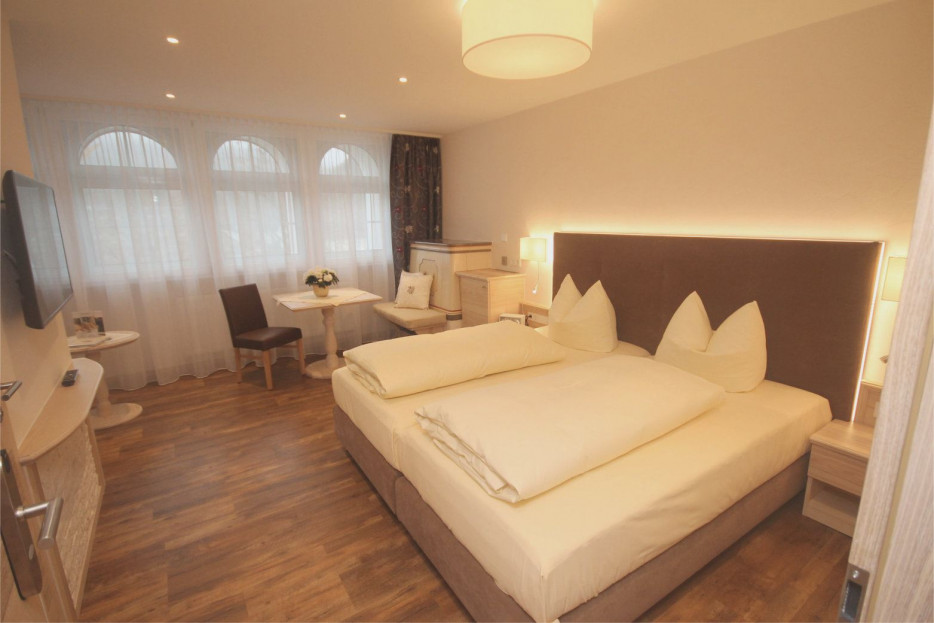 Fernblick Doppelzimmer 402 mit Blick zum Fenster im Hotel Bercher in Waldshut-Tiengen.
