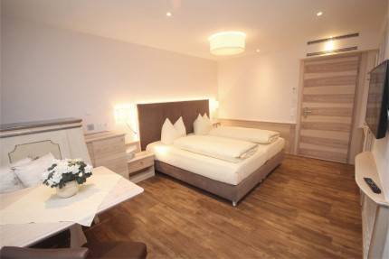 Zimmer 402 Blick zum Bett