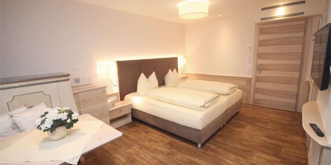 Zimmer 402 Blick zum Bett