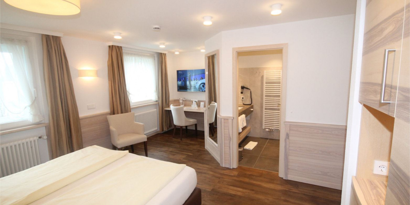 Schlossblick Doppelzimmer 111 im Hotel Bercher in Waldshut-Tiengen.