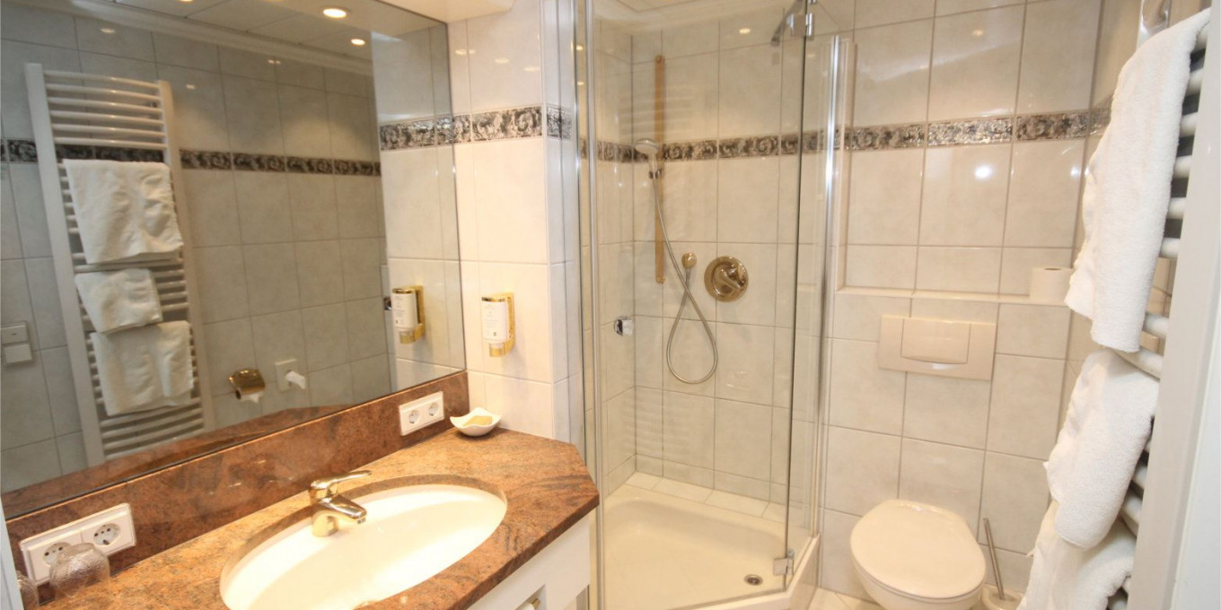 Badezimmer des Standard Doppelzimmers 301 im Hotel Bercher.