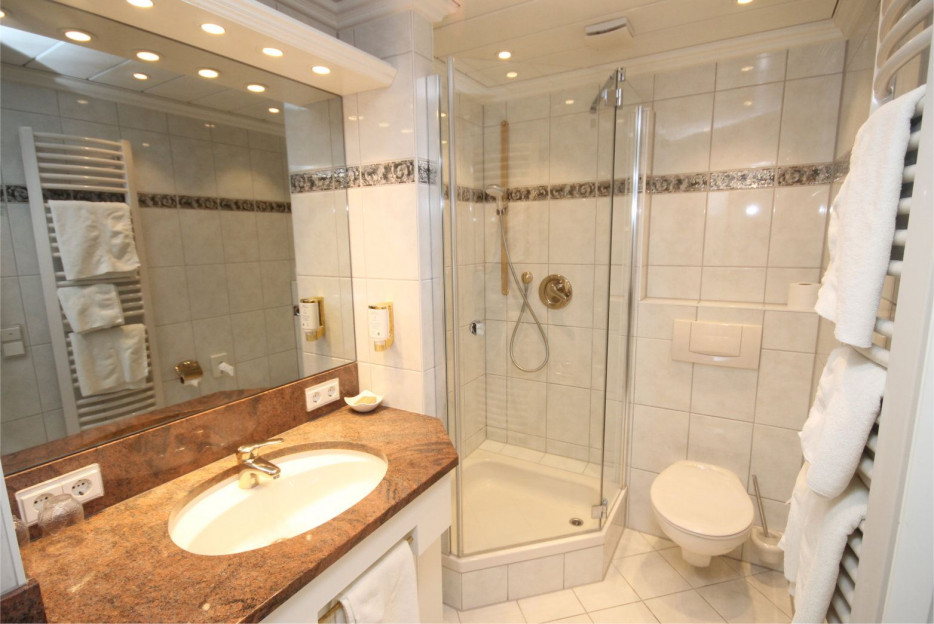 Badezimmer des Standard Doppelzimmers 301 im Hotel Bercher.