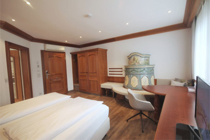 Zimmer 305 Blick auf Kachelofen