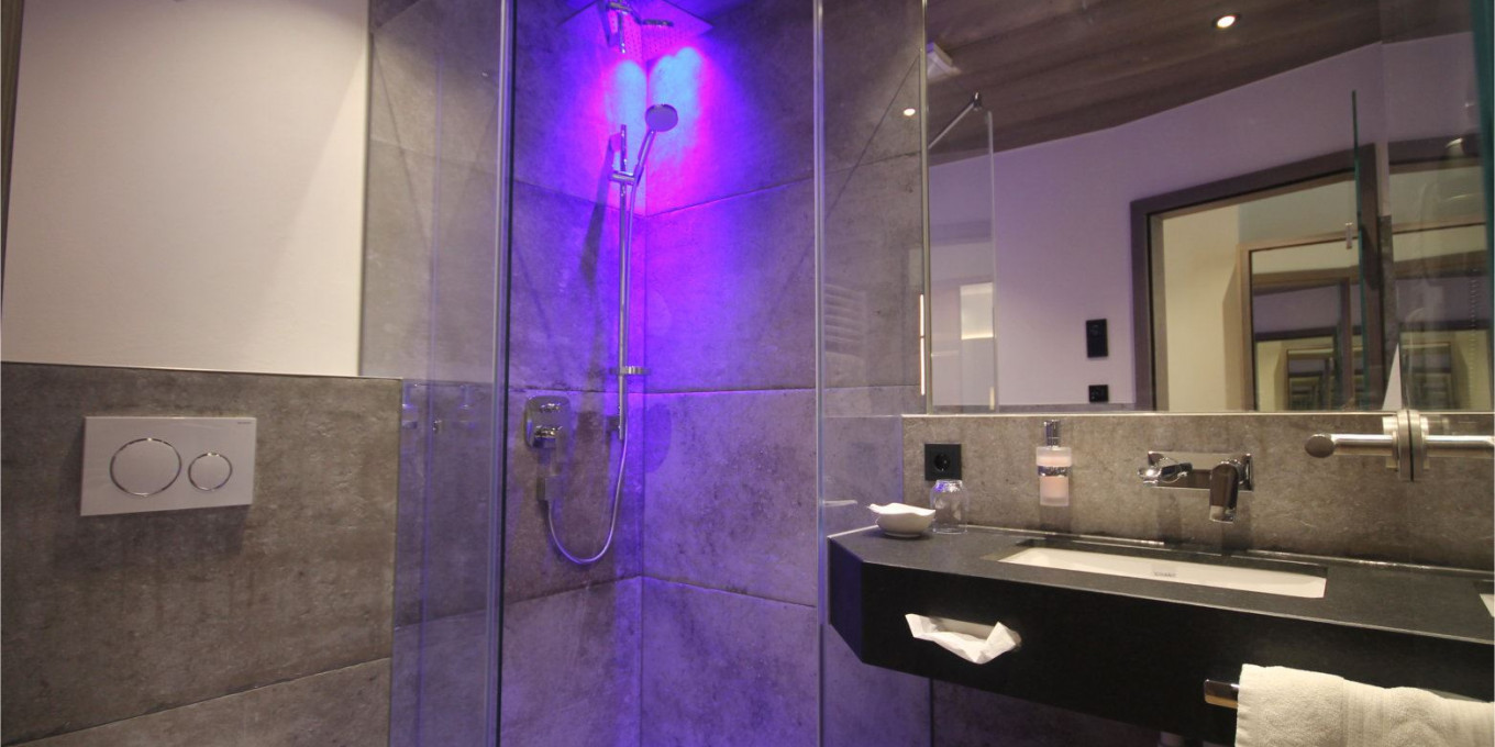 Modernes Badezimmerdes Alpin Einzelzimmers 103 im Hotel Bercher.