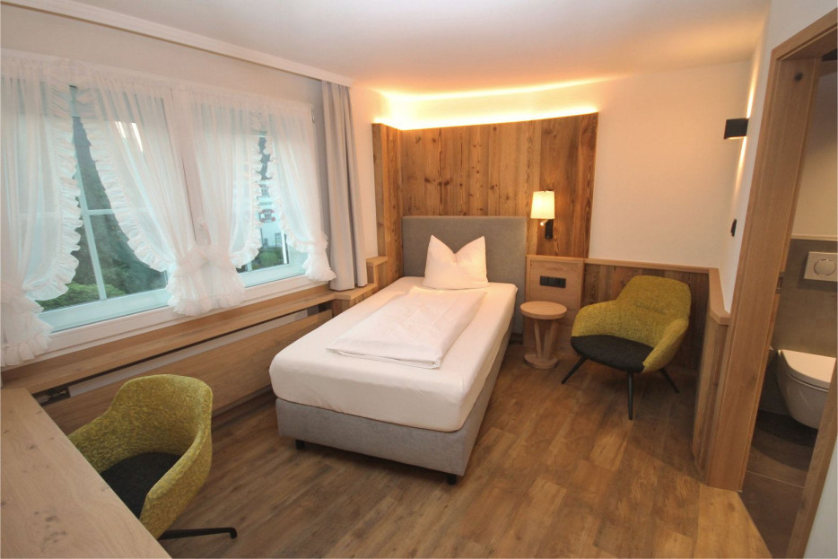 Alpin Einzelzimmer 215 im Hotel Bercher in Waldshut-Tiengen.