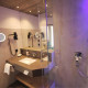 Modernes Badezimmer des Large Alpin Einzelzimmers 101 im Hotel Bercher.