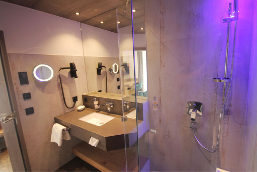 Modernes Badezimmer des Large Alpin Einzelzimmers 101 im Hotel Bercher.