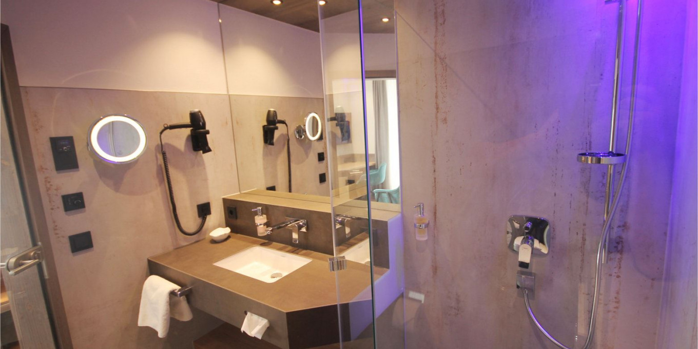 Modernes Badezimmer des Large Alpin Einzelzimmers 101 im Hotel Bercher.