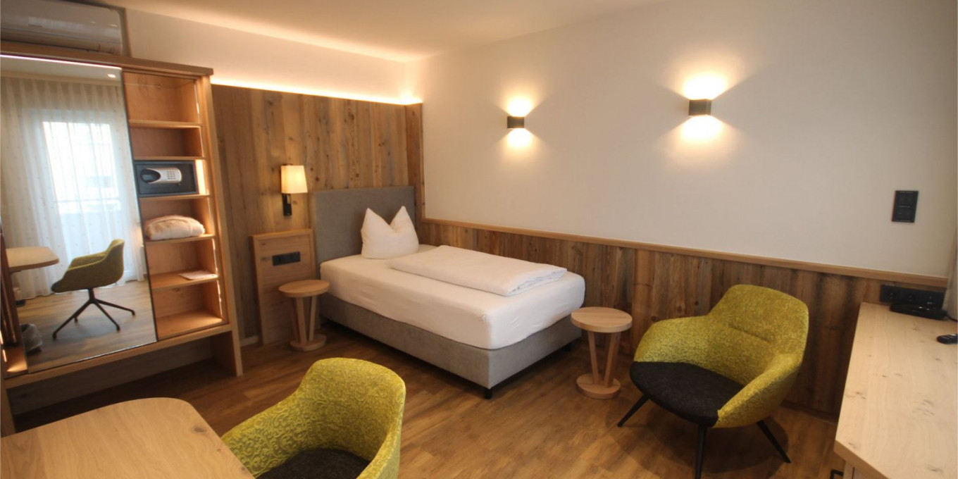 Large-Alpin-Zimmer im Hotel Bercher mit gemütlicher Einrichtung und viel Tageslicht.