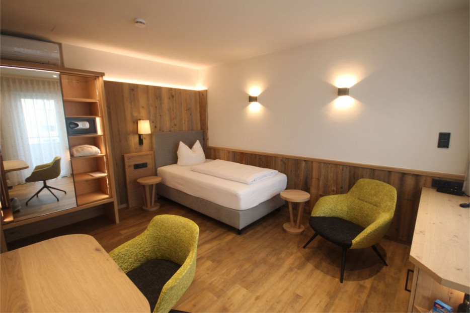 Large-Alpin-Zimmer im Hotel Bercher mit gemütlicher Einrichtung und viel Tageslicht.