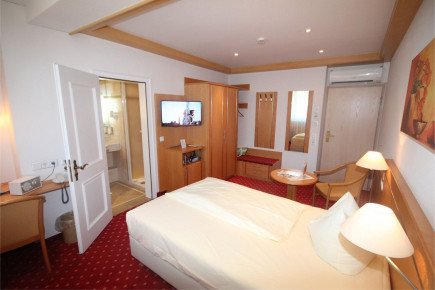 Zimmer 403 Blick zum Schrank