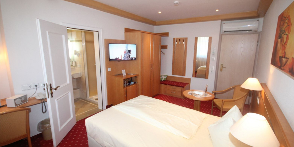 Zimmer 403 Blick zum Schrank