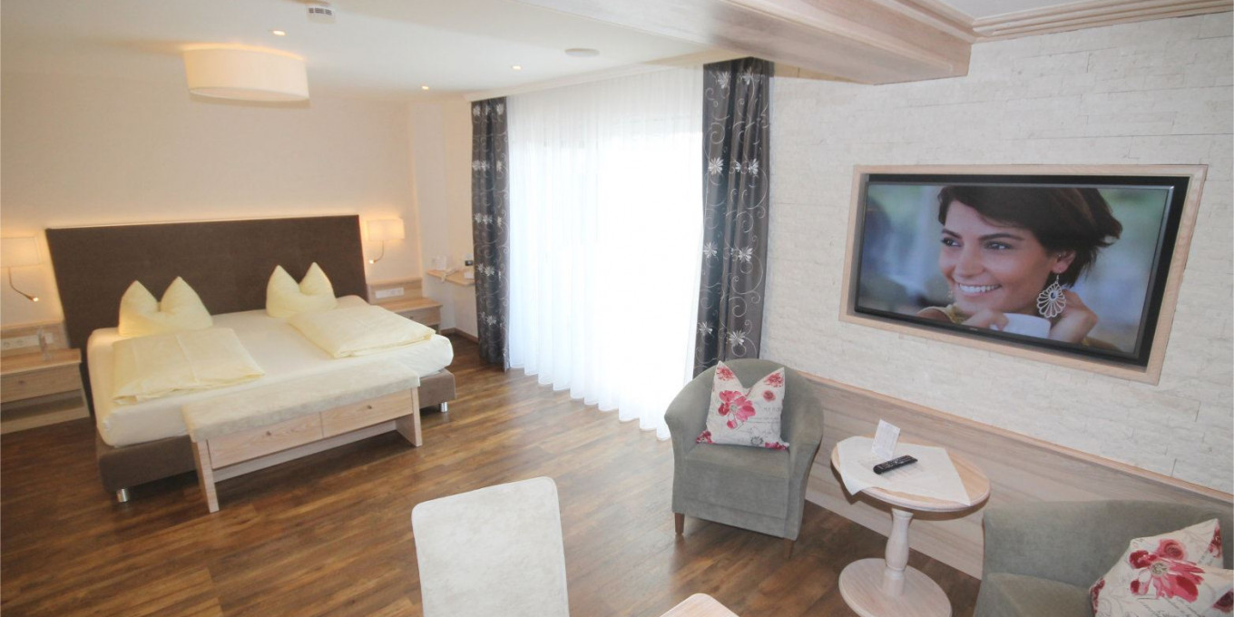 Fernblicksuite 401 mit Blick vom Bett im Hotel Bercher in Waldshut-Tiengen.