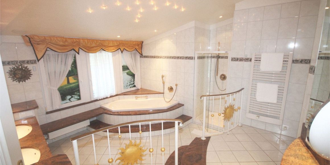 Bad Blick zur Badewanne Zimmer 307