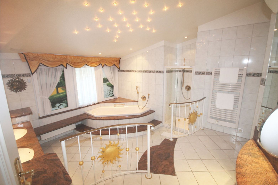 Großes Badezimmer der Sonnensuite 307 im Hotel Bercher.